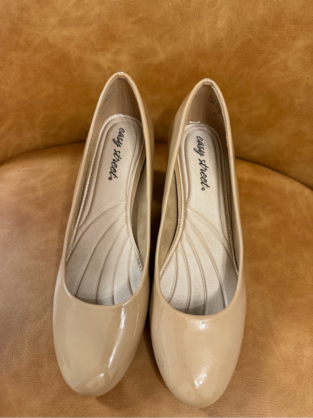Easy Street Beige Block Heel Pump. Size 8. - Picture 8 of 14